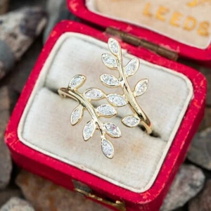 Anillo de boda elegante de corte redondo moissanita de 0,60 quilates de oro amarillo liso de 14 quilates - Imagen 1 de 8