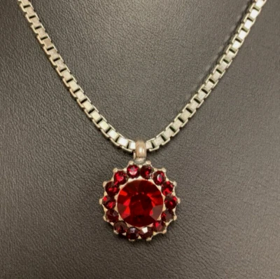 Colgante Mariana Cristal Rojo Estrás Sol/Floral en Cadena Plateada 20" Foto 1 de 4