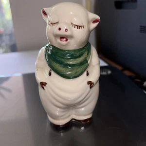 Vintage SHAWNEE Keramik SMILEY SCHWEIN grüner Schal 5" Salzstreuer - Bild 1 von 13