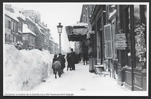 2015 -- PONTARLIER LE TROTTOIR DE LA GRANDE RUE DEGAGE. 3U834 - Bild 1 von 1