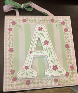 Buchstabe A Wanddeko zum Aufhängen mit rosa und grünem Band - Bild 1 von 1