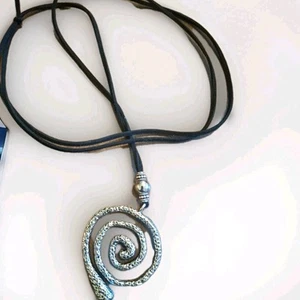 Collar Estilo Bohemio Espiral Tono Plata Cuero Cordón Ajustable - Imagen 1 de 3