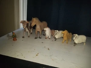 Schaumstoffgefertigte Hunde, Schafe, eine Kuh, ein Pferd und ein Huhn. - Bild 1 von 6