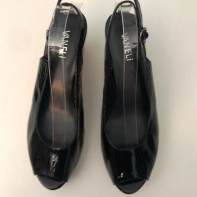 Sandalias VANELi para mujer 8M charol negro punta abierta correa corcho cuña 3,5 pulgadas Foto 1 de 4
