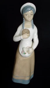 "Estatuilla Casades Porcelana Niña con Pan y Frutas 9"" Alto España" - Imagen 1 de 8