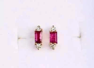 Aretes baguette de rubí simulado de 1 quilate de plata de ley de oro amarillo de 14 quilates Foto 1 de 4