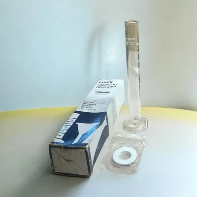 Cilindro Graduado Pyrex Base Hexagonal 100ML Blanco Escala Cuentas Tapa y Vertedor No. 8024 Foto 1 de 4