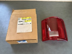 GM OEM NOS 5965776 Passenger Tail Light Lens 1984-1991 Chevy GMC Square Body - Foto 1 di 5