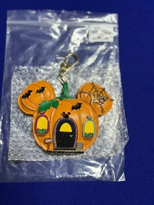 2025 BaubleBar Disney Halloween Mickey Spuk Kürbis Puff Taschenanhänger Neu mit Etikett - Bild 1 von 14