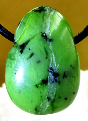 Nephrit     Anhänger   TROMMELSTEIN     gebohrt     Nr.4 - Bild 1 von 2