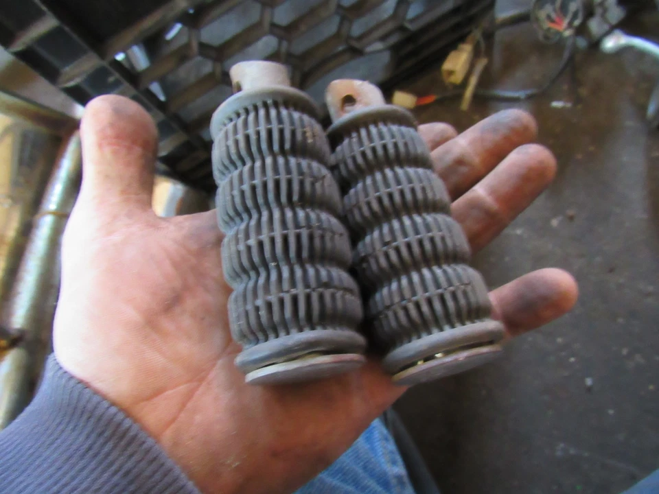 estriberas traseras izquierda derecha suzuki gs550 1978 Foto 1 de 1