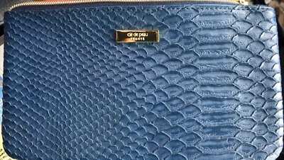 Nuevo bolso de cosméticos CLE DE PEAU BEAUTE charol cocodrilo azul Foto 1 de 3