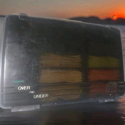 Caja de aparejos de pesca Plano Magnum Under 17x12x8 completa 442 gusanos, 12 hilanderos + Foto 1 de 4