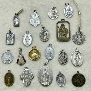 Religious Catholic Medal Lot – 20 Vtg Charms Mary, Saints, St Christopher Jude + - Bild 1 von 10