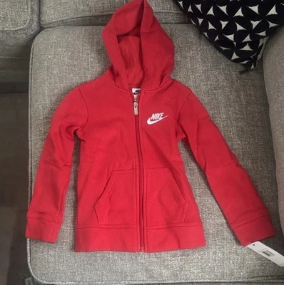 Sudadera con capucha con cremallera roja brillante Nike para niños.  Acogedora y elegante sudadera con capucha con cremallera. Foto 1 de 4