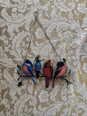 Pájaros sentados en rama pared metal pared colgante cadena cardenal Foto 1 de 2