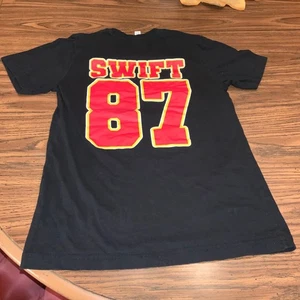 Swift 87 Chiefs ERA TShirt Travis Kelce Taylor Swift Kansas City Fan Tee Damen - Bild 1 von 5