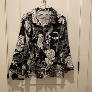Pineapple Moon Button Down Blouse. Size XXL. Black/White Flower Pattern - Picture 1 of 6