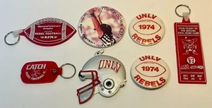 Vintage UNLV Rebels Football Schlüsselanhänger Knöpfe Lot 70er 80er 90er Vegas Memorabilia - Bild 1 von 9