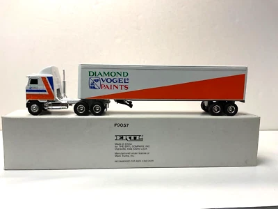 Remolque tractor Diamond Vogel Paints Ertl escala 1/64 Foto 1 de 4