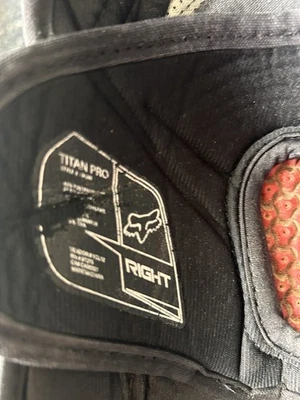 Par de espinilleras Fox Racing Titan Pro para adultos negras talla única motocross MTB Foto 1 de 2