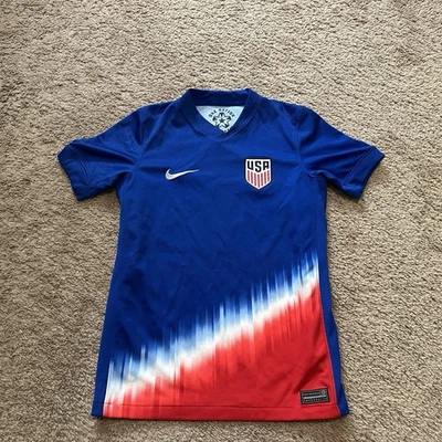 Camiseta da Seleção Nacional de Futebol dos EUA Juvenil Média Nike World Cup Away Kit Azul - Imagem 1 de 4