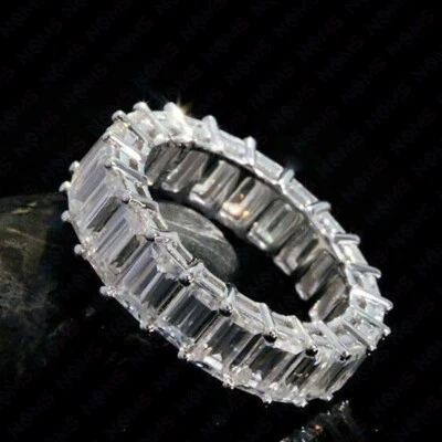 Anillo banda de moissanita corte esmeralda total de 14 quilates enchapado en oro blanco de 18 quilates Foto 1 de 4