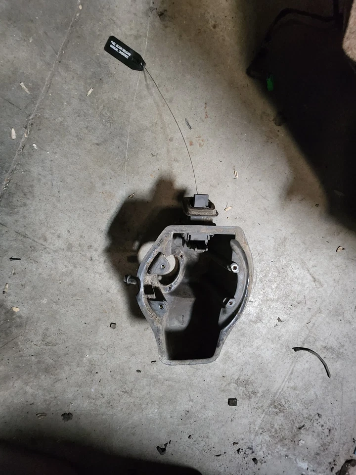 Cerradura de carcasa de puerta de combustible Lincoln Continental 1998 1999 2000 2001 2002 Foto 1 de 2