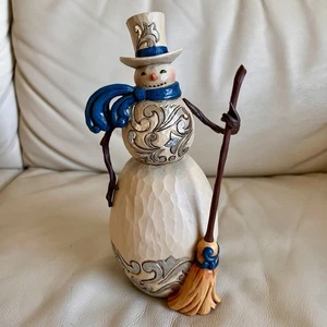 Figura festiva de muñeco de nieve Jim Shore “Tis The Season To Shine” con detalles azules - Imagen 1 de 5