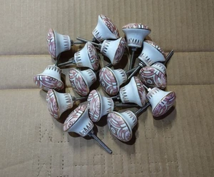 Menge markenlose Keramik Schubladenknöpfe 8 Sets 1 1/2" Durchmesser 2 3/4" lang - Bild 1 von 4