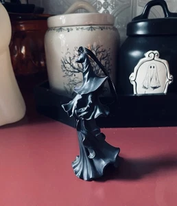 2023 Cracker Barrel Exclusive Black Witch 5" Ornament Halloween Resin Figur - Bild 1 von 3