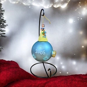 Disney Schneewittchen sitzend auf blauer Weihnachtskugel Ornament 2005 - Bild 1 von 10