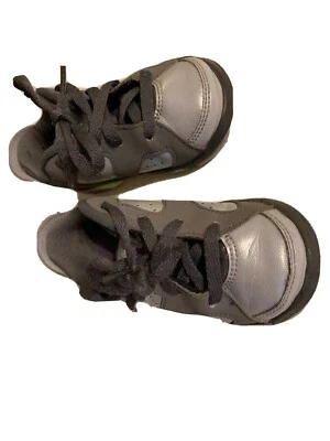 Zapatos de tenis Jordan para niños pequeños talla 7C grises aspecto atlético lindos Foto 1 de 4