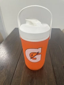 Botella de agua de hidratación deportiva jarra refrigerador Orange Gatorade 1/2 galón usada en excelente estado - Imagen 1 de 10