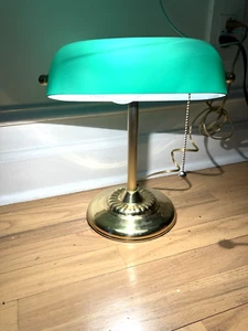 Lampada da scrivania banchieri vintage paralume vetro verde smeraldo base ottone ufficio - Foto 1 di 5
