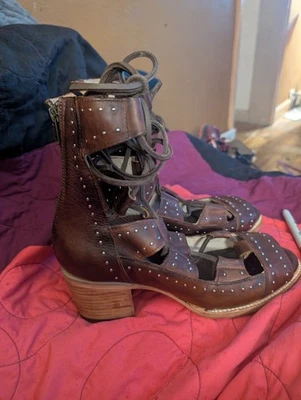 Steven Hazel 的 Freebird 铆钉系带短靴凉鞋 10 码。 从未磨损! 全新 — 第 1/4 张图片