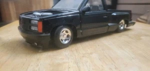 1992 GMC Sierra GT Black Pickup Custom Slammed 1:24 Scale Motormax 73204BK - Picture 1 of 7