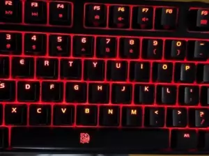 POSEIDON Z RGB Tt Esports Illuminated Mechanical Switch Gaming Keyboard KB-PZR - Picture 1 of 6