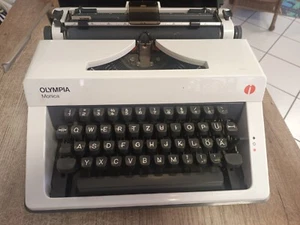 Schreibmaschine Olympia "Monica", weiß mit Koffer, Vintage, Nachlass, Auflösung - Photo 1/8