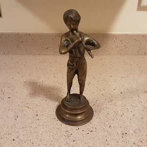 Estatua de latón vintage de niño tocando flauta ~ 9-1/2" de alto - Imagen 1 de 6