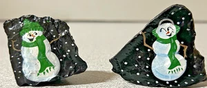 lot 2 FOLK STONE ART HAND PAINTED SNOWMAN White / Green ON COAL SIGNED M. GLASS - Picture 1 of 8