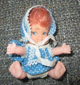 VINTAGE BLONDE BABY MÄDCHEN PUPPE MADE IN HONGKONG PUPPE MIT ORIGINAL KLEIDUNG - Bild 1 von 2