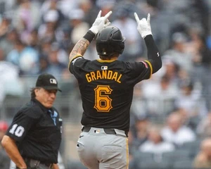 Foto de béisbol 8x10 MLB de los Piratas de Pittsburgh gestulando de Yasmani Grandal - Imagen 1 de 1