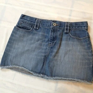 Minigonna donna OLD NAVY vita ultra bassa lavaggio medio blu denim sfilacciato taglia 8 - Foto 1 di 7
