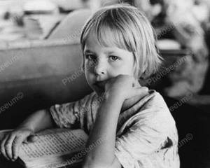 Armes junges Mädchen mit zerrissenem Kleid Lesebuch 1938 Vintage 8x10 Nachdruck des alten Fotos - Bild 1 von 1