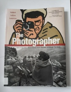 The Photographer: Into War-Torn Afghanistan with Doctors Without Border, 2009 - Imagen 1 de 21