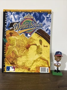 MLB Atlanta Braves Andrew Jones #25 Wackelkopf & 1996 offizielles WS Programm - Bild 1 von 9