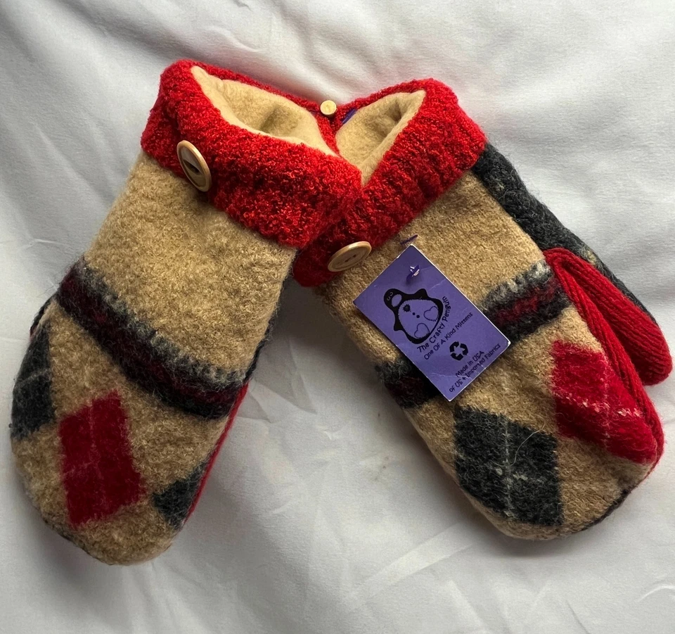 Suéteres reciclados The Crafty Penguin únicos hechos a mano con mano mano mano mano mano con etiquetas Foto 1 de 4