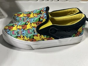 Zapatillas sin cordones Pokémon Ground Up de lona unisex juveniles 6 Pikachu Squirtl - Imagen 1 de 7