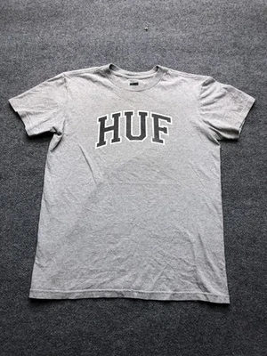 Camisa HUF Para Hombres Pequeña Gris Arco Colegial Logo Gráfico Patín Ropa de Calle Camiseta Foto 1 de 4